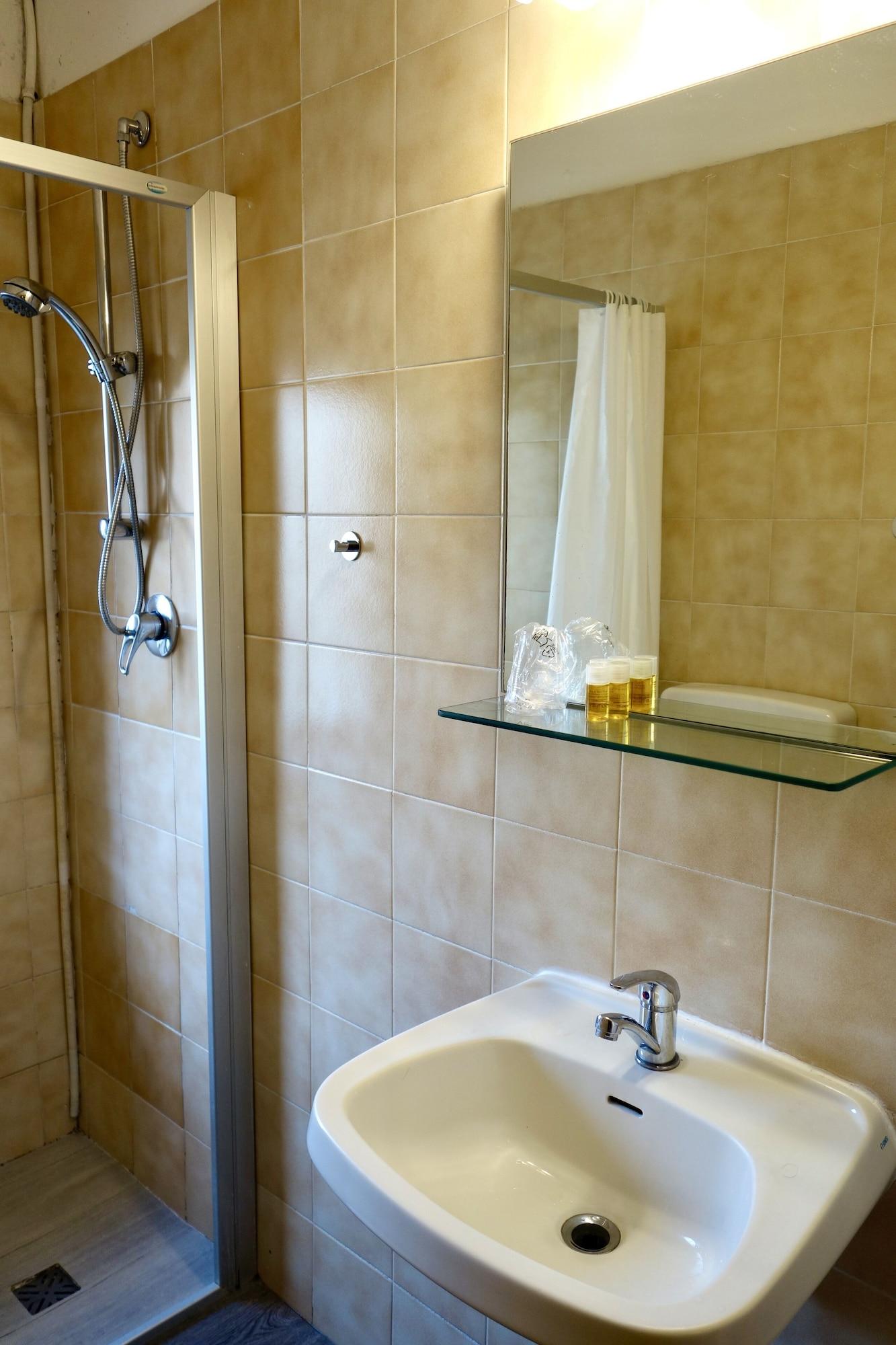 Genesi Hotel 2*