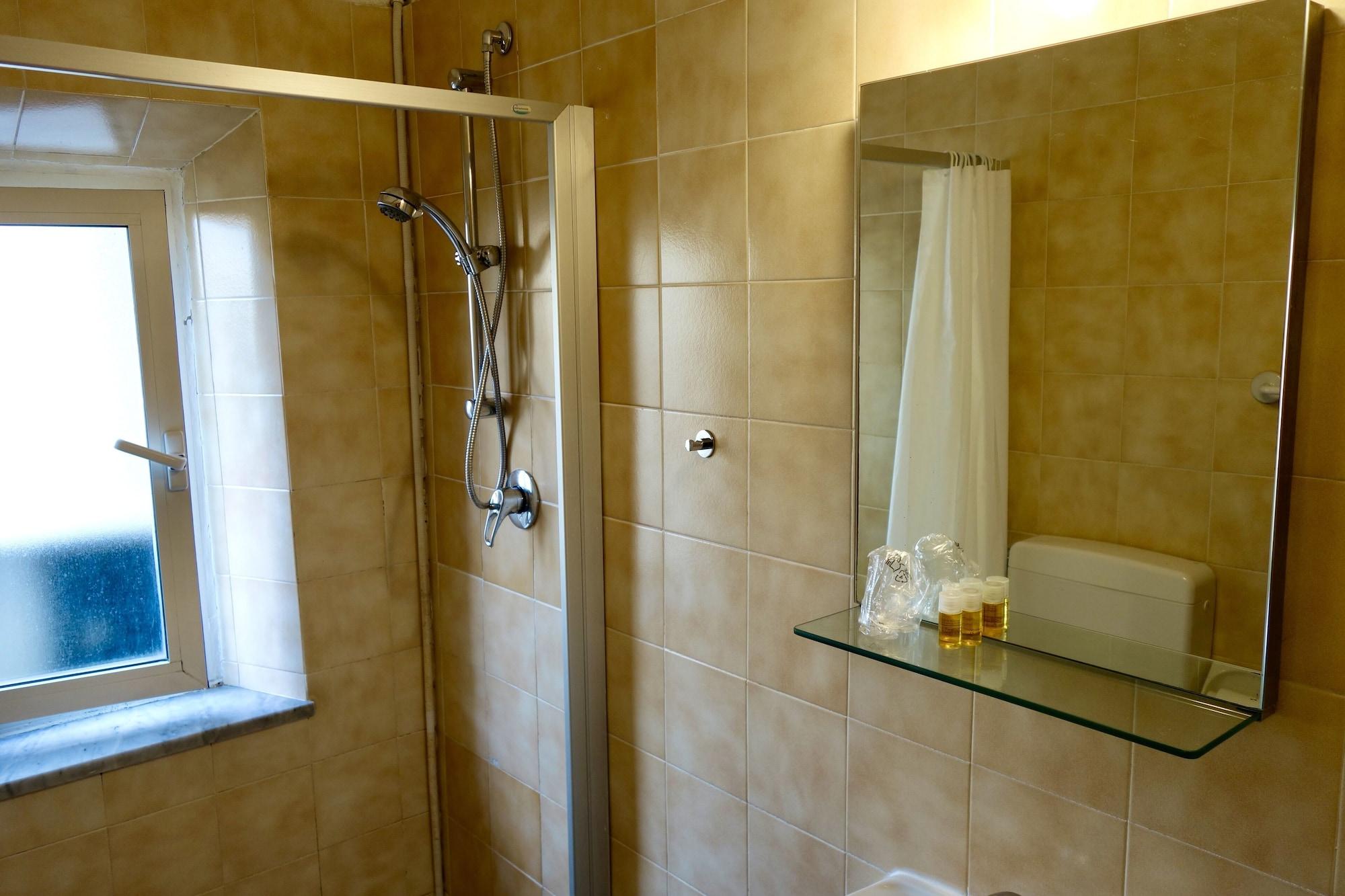 Genesi Hotel 2*