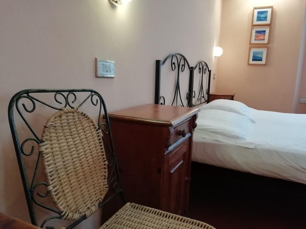 Genesi Hotel 2*